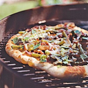0905-grilled-pizza-asparagus-caramelized-onion-m
